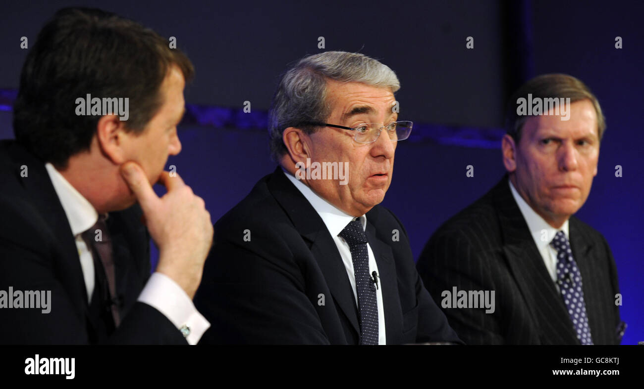 l-r; Andrew Bonfield, Chief Finance Officer di Cadbury, Roger Carr e Todd Stitzer, Chief Executive di Cadbury, parlano a una conferenza stampa presso Goldman Sachs, a Londra. Cadbury oggi ha accusato Kraft di cercare di comprarlo 'a buon mercato', in quanto ha stabilito una robusta difesa contro l'offerta ostile del 10 miliardi di pretendenti degli Stati Uniti. Foto Stock