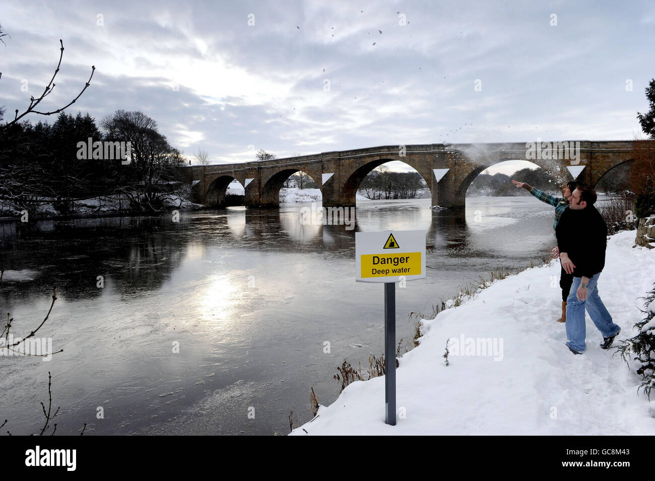 La gente lancia palle di neve su un fiume ghiacciato Tyne a Chollerford in Northumberland, dopo una notte di congelamento durante la quale le temperature si sono ridotte a meno 12C (10F) in luoghi. Foto Stock