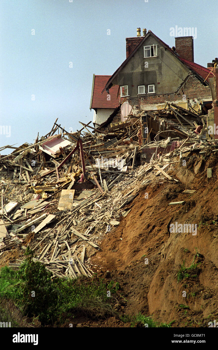 SMASCHIATI IN PICCOLI PEZZI, I RESTI DELL'HOTEL HOLBECK HALL SCIVOLANO VERSO IL BASSO A SCARBOROUGH. Foto Stock