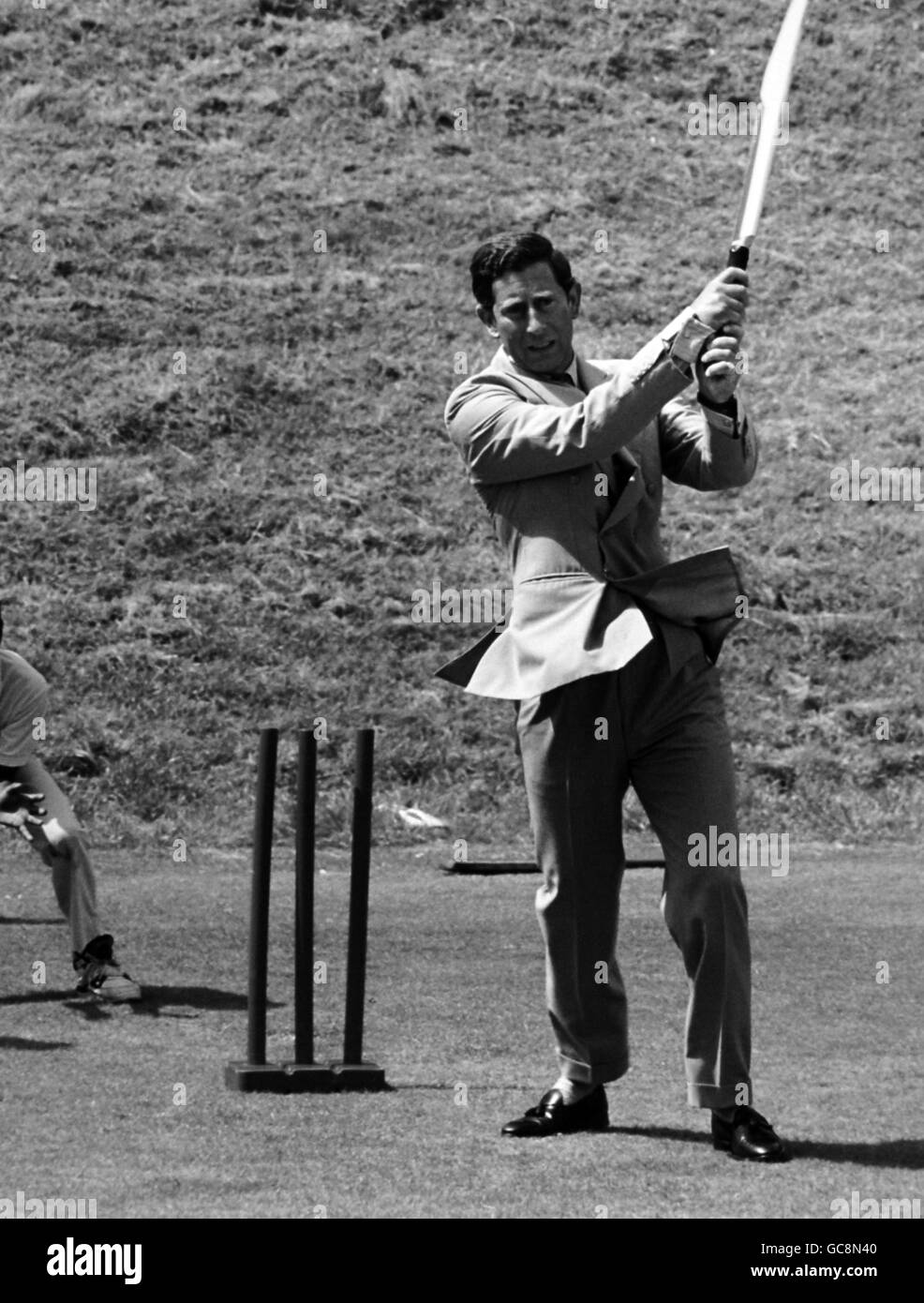 Il principe del galles gioca a cricket durante una visita a. La Fondazione Arundel Castello Cricket 2.8.91 Foto Stock