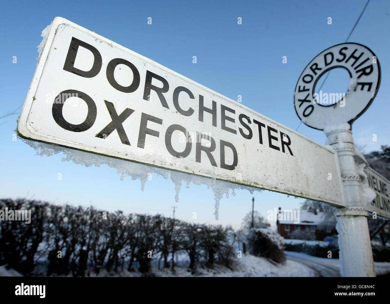 Ghiaccioli appendono da un cartello stradale in Benson, Oxfordshire, che ha registrato un basso di meno 17.7 gradi centigradi durante la notte. Foto Stock