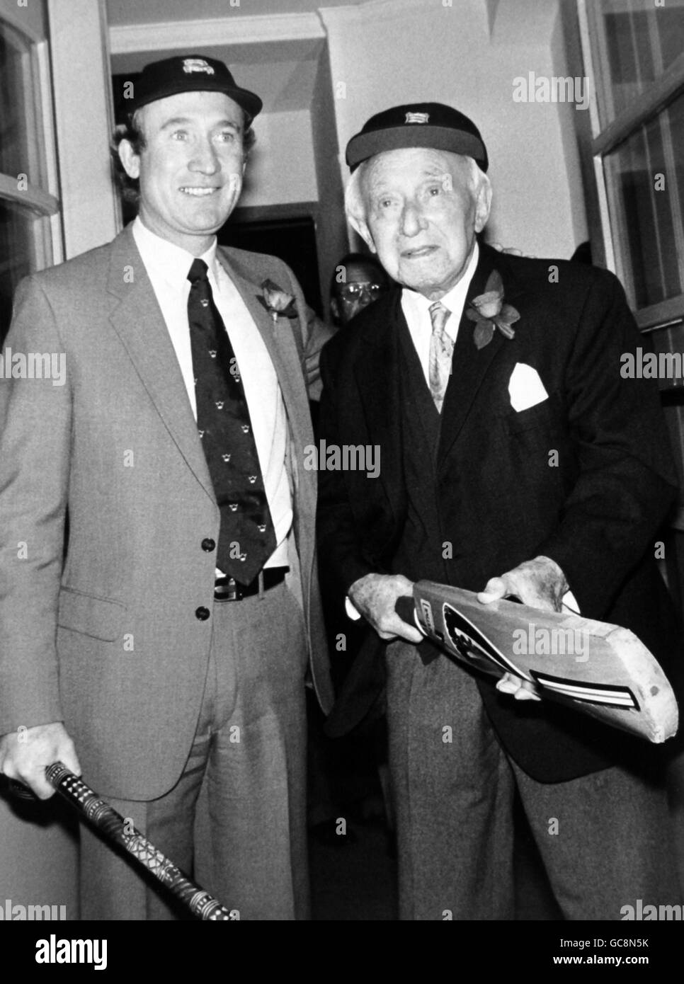 Lord Shinwell (sinistra) di 100 anni tiene il pipistrello di Ex capitano della squadra di cricket inglese Keith Fletcher Foto Stock