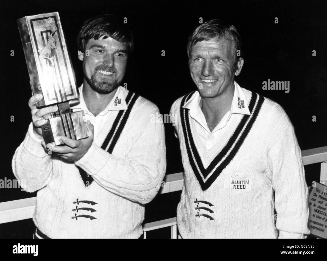 Cricket - Middlesex / Kent - National Westminster Bank Trophy 1984 (Final) Venue Lord's Cricket Ground, St John's Wood. Mike Gatting detiene il Trofeo Natwest affiancato proprio dal compagno di squadra Clive Radley Foto Stock