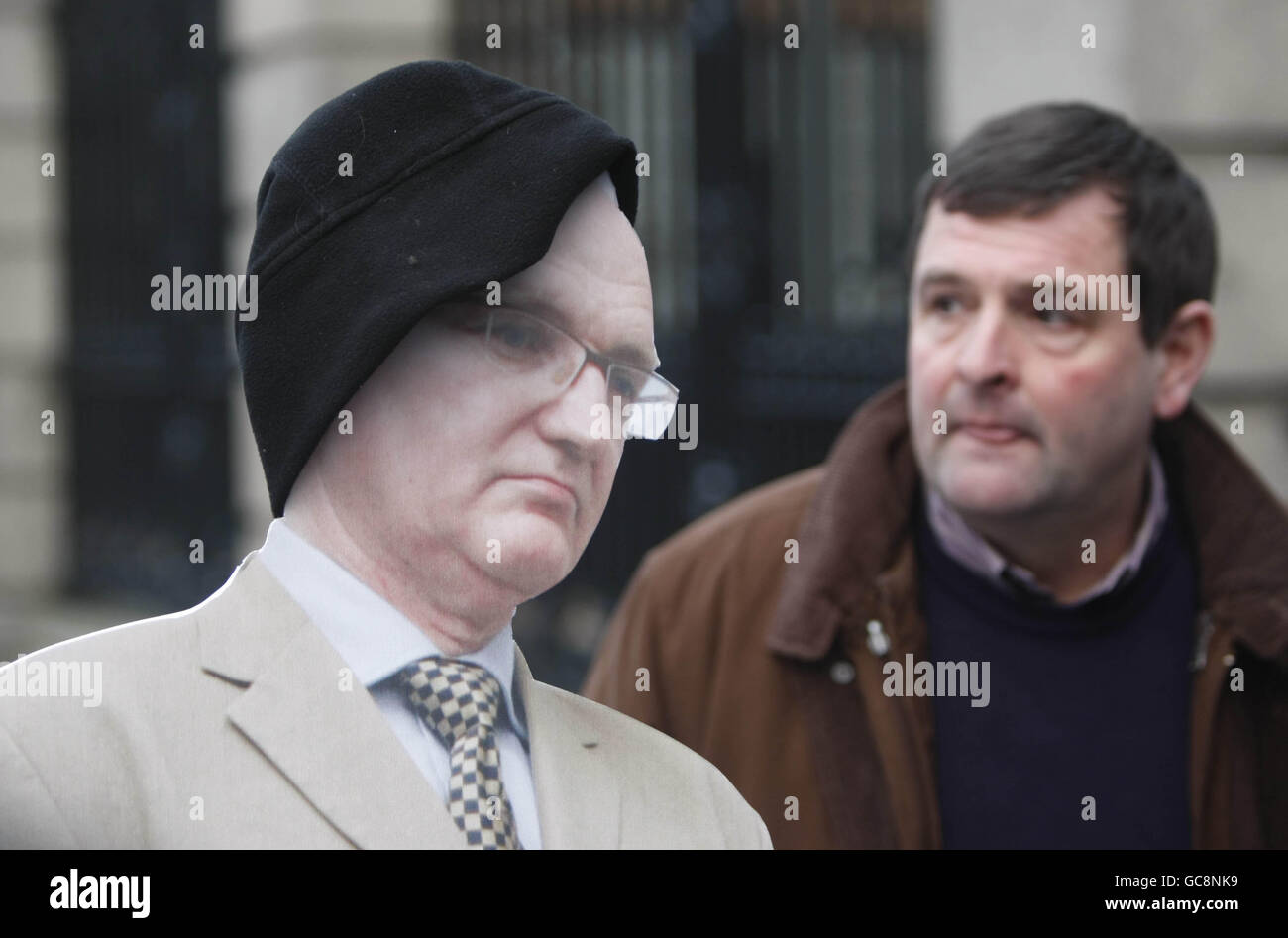 Il portavoce di fine Gael Transport Shane McEntee (a destra) si pone con un taglio del Ministro dell'ambiente John Gormley durante un evento stampa per evidenziare le parti piano meteorologico cattivo fuori di Leinster Road a Dublino. Foto Stock