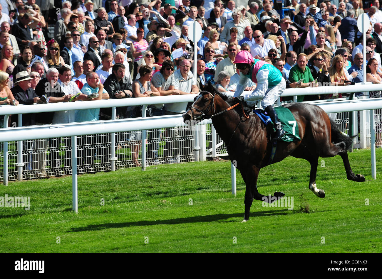 Corse di cavalli - Ebor Festival - totestport Ebor Day - York Racecourse. Jockey Jimmy Fortune in mostra continua a vincere l'Irish Thoroughbred Marketing Gimbrack Stakes Foto Stock
