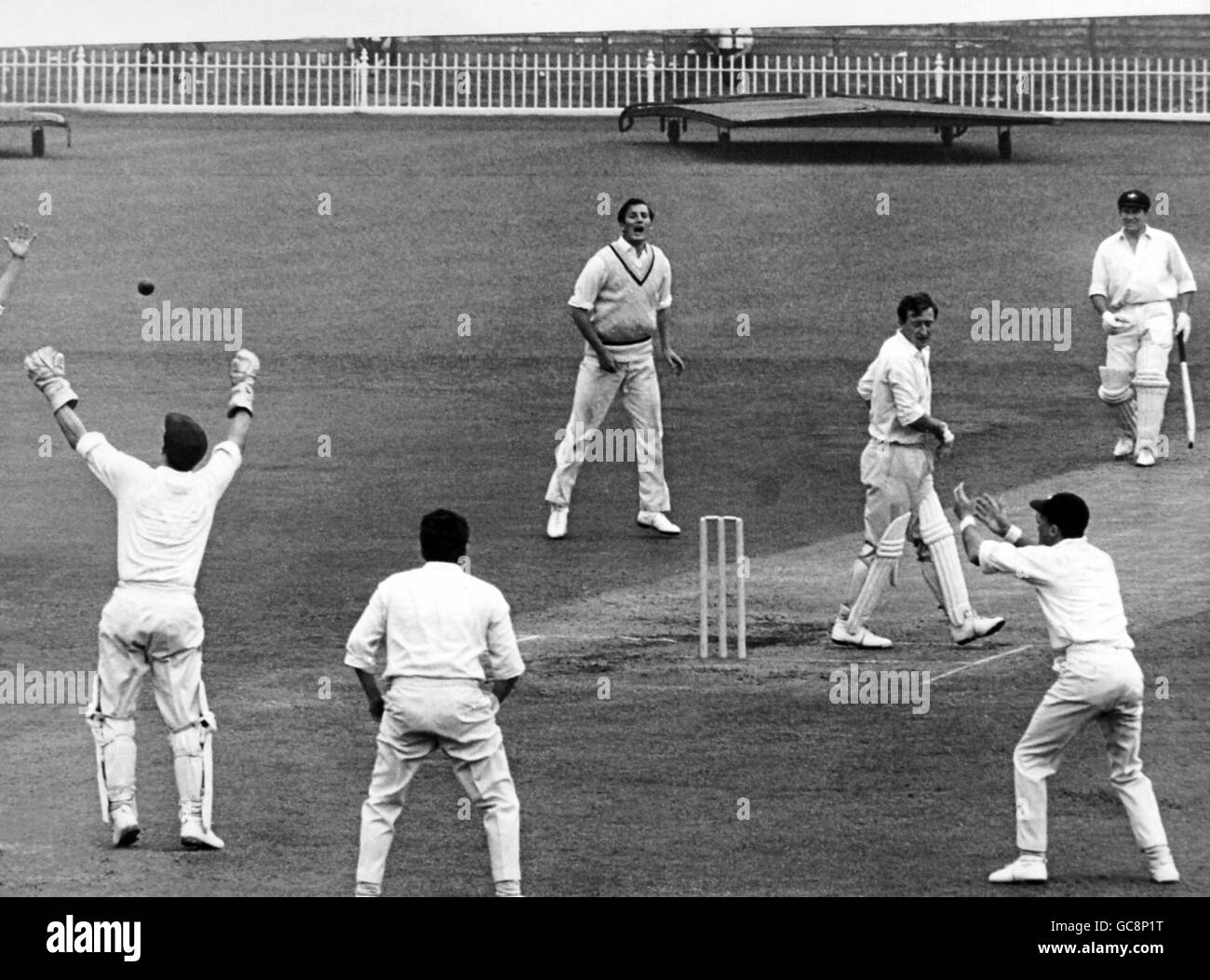 Il battitore australiano Graham McKenzie è catturato per un "duck" Da Jimmy Banks, il wicket-keeper dello Yorkshire, fuori da una palla dall'Inghilterra bowler Fred Trueman(parte centrale posteriore) Foto Stock