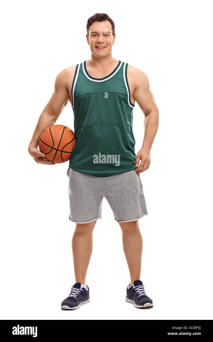 Lunghezza piena ripresa verticale di un giovane uomo in una maglia verde in possesso di un basket isolato su sfondo bianco Foto Stock