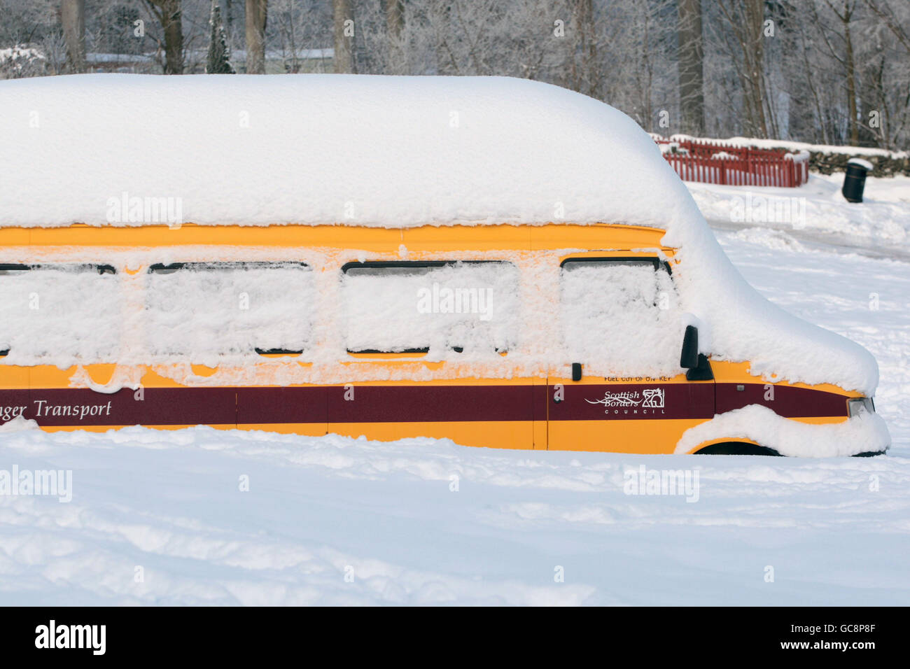 Un autobus viene abbandonato su una strada innevata a Peebles, ai confini scozzesi, mentre le temperature gelide continuano attraverso la Scozia. Foto Stock