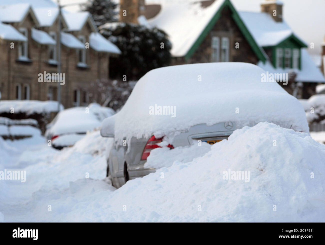 Un'auto viene abbandonata su una strada innevata a Peebles, ai confini scozzesi, mentre le temperature di congelamento continuano attraverso la Scozia. Foto Stock
