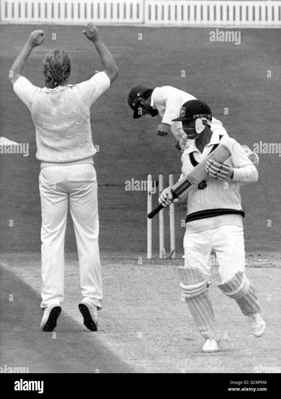 Cricket - Inghilterra / Australia - Australia in British Isles 1985 (1° test) - Day One - Headingley, Leeds. l'australiano batsman Andrew Hilditch lo rende solo al momento ingrinzidato Foto Stock