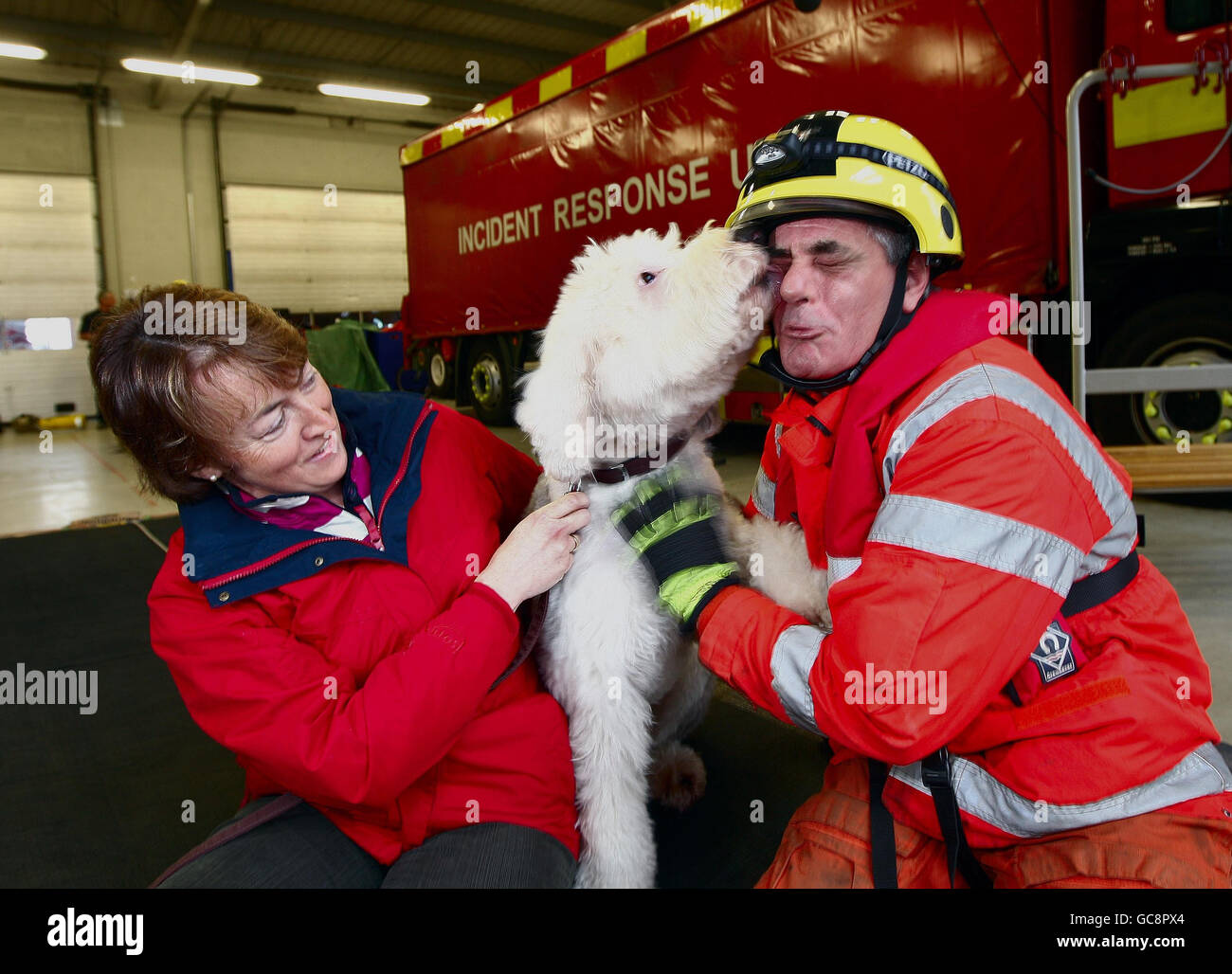 Ian 'Polly' Cotton ha un 'thankyou' lick da 'Monte' il vecchio cane inglese oggi. Foto Stock