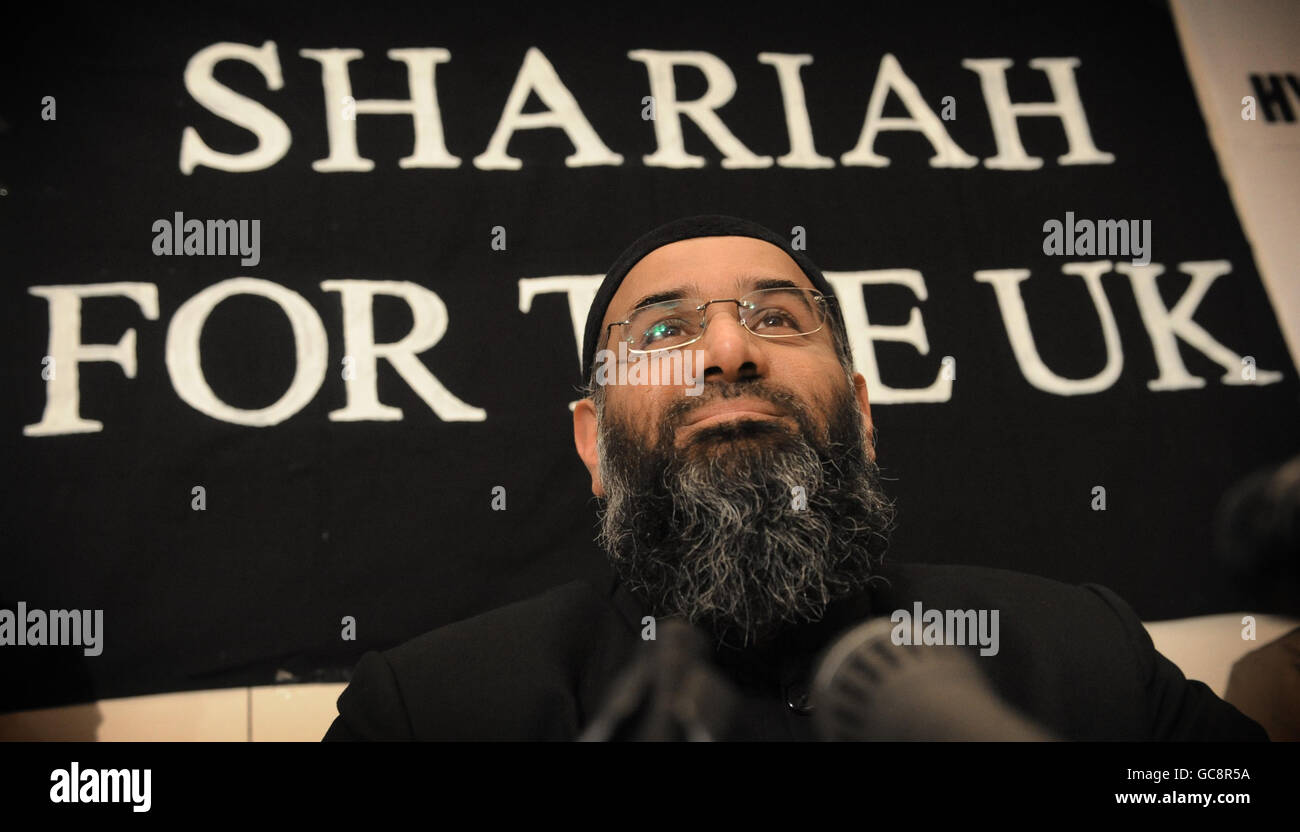 Leader di Islam4UK, Anjem Choudray (centro) tiene una conferenza stampa a Londra dopo che il segretario agli interni Alan Johnson ha annunciato oggi che il gruppo islamista sarà vietato. Foto Stock