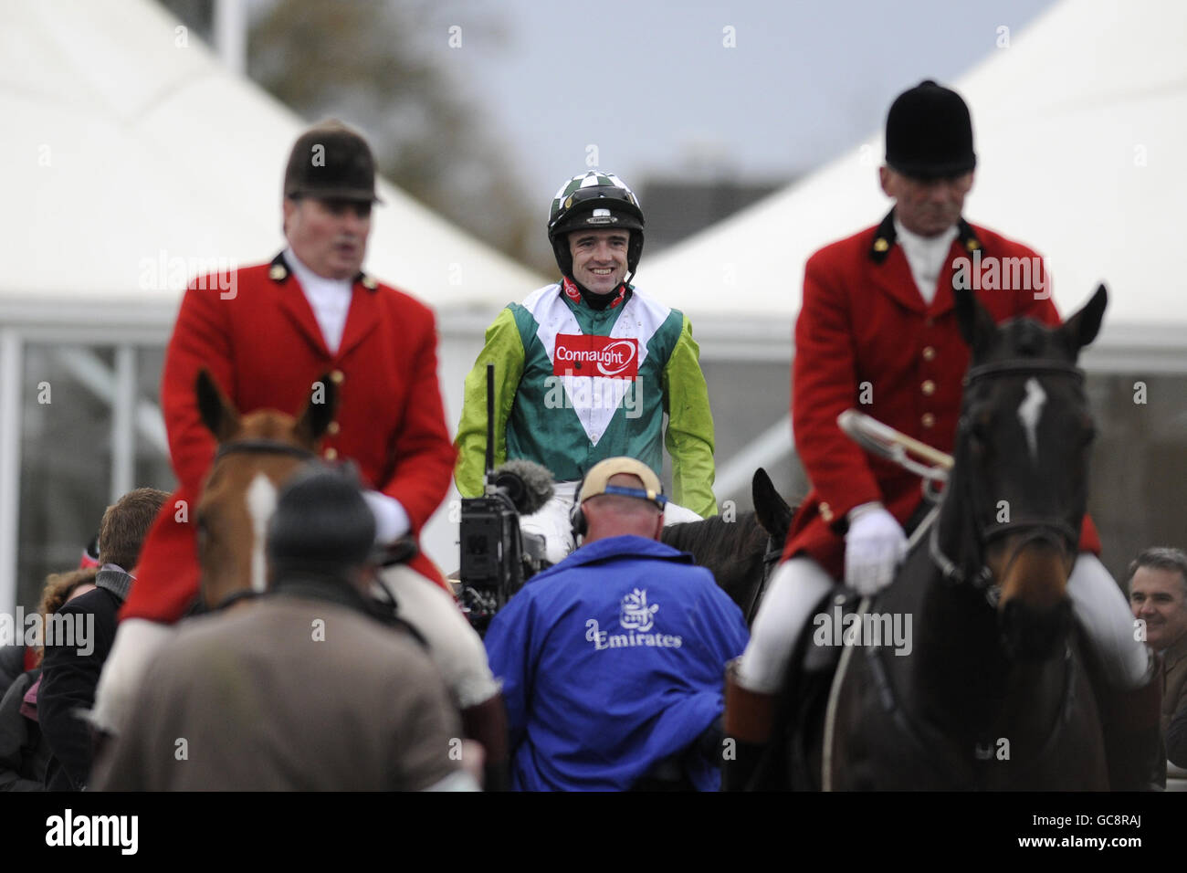 Un entusiasta Ruby Walsh (centro) entra nel ring della parata dopo Vittoria su Denman nell'inseguimento di handicap della Gold Cup di Hennessy Foto Stock