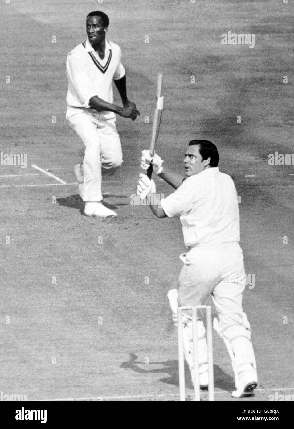 Il battitore d'apertura dell'Inghilterra John Jameson casta una palla per quattro Da West Indies Bowler Vanburn Holder (in alto) Foto Stock