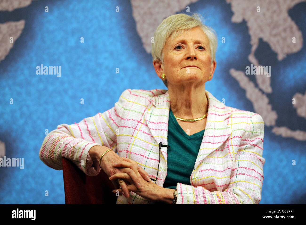 Dame Pauline Neville -Jones, Ministro della sicurezza ombra, definisce l'approccio conservativo alla sicurezza nazionale, accompagnato dal leader conservatore David Cameron e dal Dr. Liam Fox, Segretario di Stato ombra per la difesa, presso Chatham House a St James's, Londra questa mattina. Foto Stock