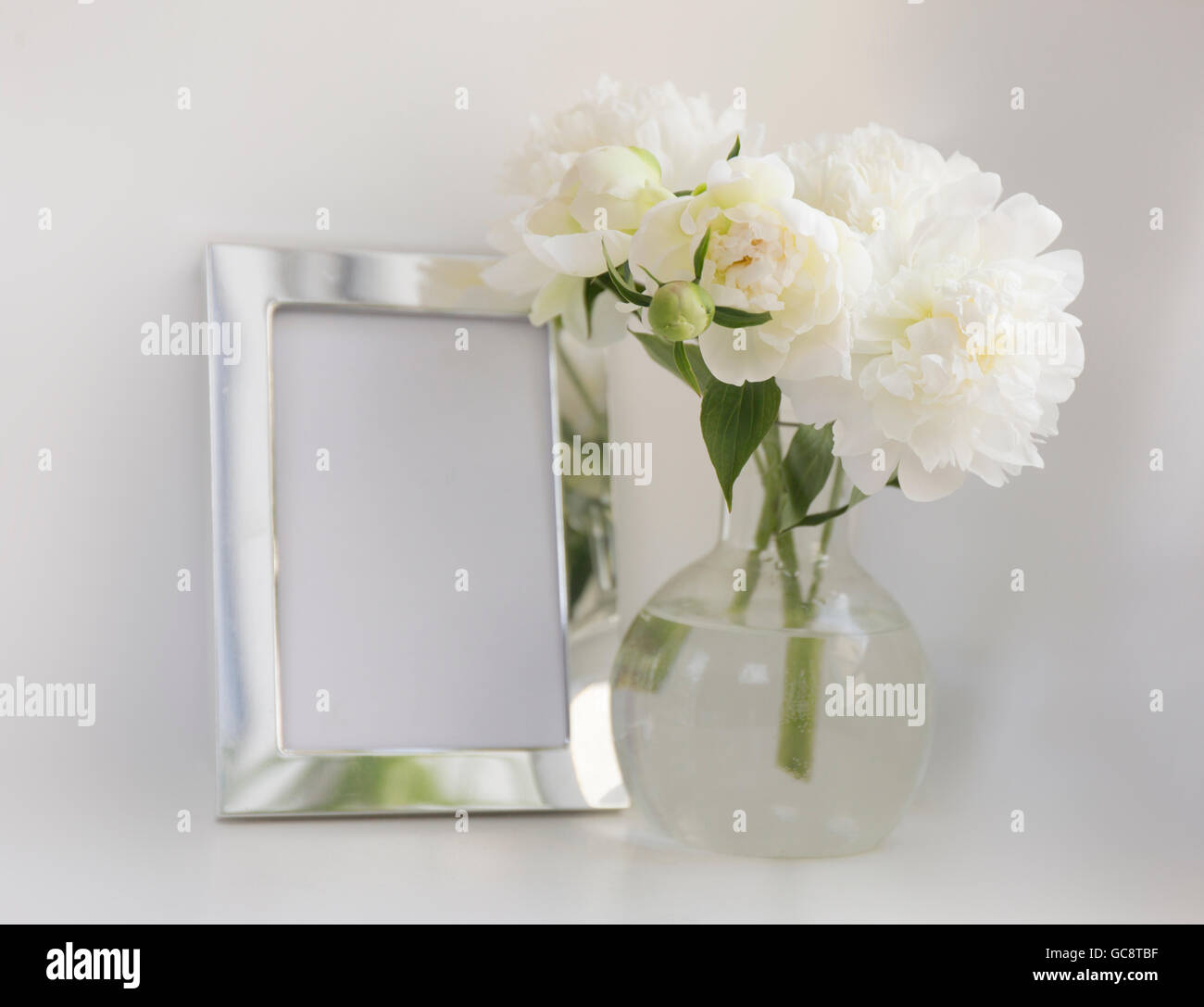 Bouquet di peonie bianco e argento telaio Foto Stock