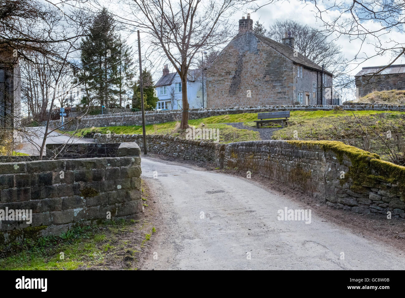 Stretta carrareccia avvicinando il Villaggio della Speranza, Derbyshire, Peak District, England, Regno Unito Foto Stock