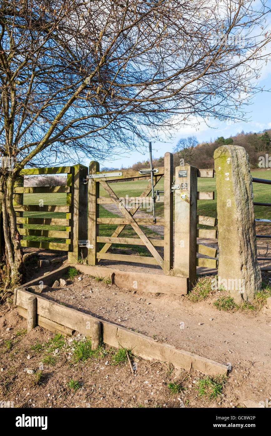 Cinque bar cancello di legno su un percorso pubblico utilizzato da escursionisti attraversa terreni agricoli campi nel Derbyshire, Peak District, England, Regno Unito Foto Stock