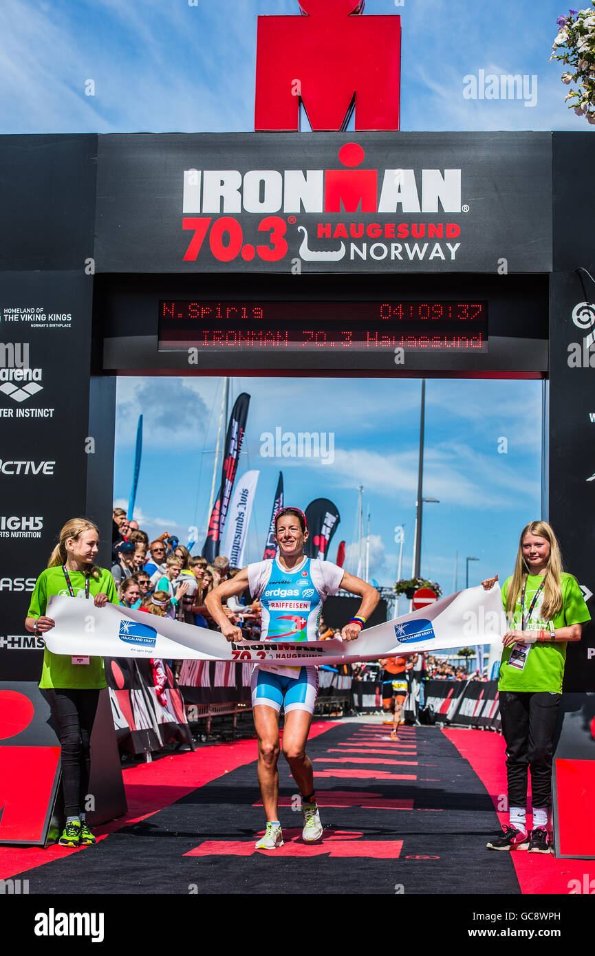 Nicola Spirig, un triatleta professionale dalla Svizzera, vince la donna Ironman 70,3 Norvegia Triathlon in Haugesund con un tempo finale di 04:09:37. Foto Stock