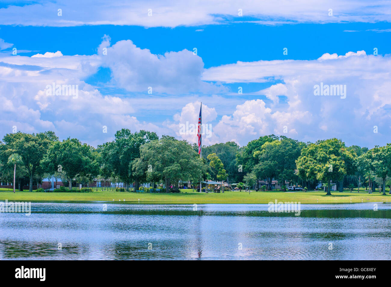 Bandiera americana su un giorno Windless in un American Water Park Foto Stock