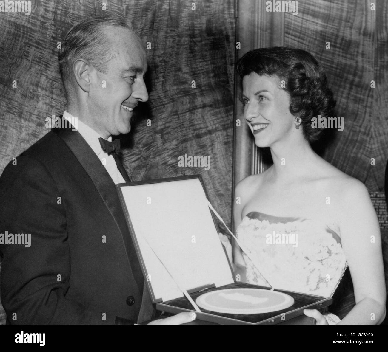 L'attrice americana Betsy Blair e l'attore britannico Alec Guinness alla cerimonia di presentazione dei British Film Academy Awards all'Odeon Theatre, Leicester Square, Londra. La sig.ra Blair ha vinto il premio per la migliore attrice straniera per il suo ruolo nel film 'Marty' e il sig. Guinness ha ricevuto il premio per la migliore attrice britannica a nome di Katie Johnson, 78 anni, per la sua prestazione come vedova eccentrica in 'The Ladykillers', in cui ha interpretato anche il sig. Guinness. Foto Stock