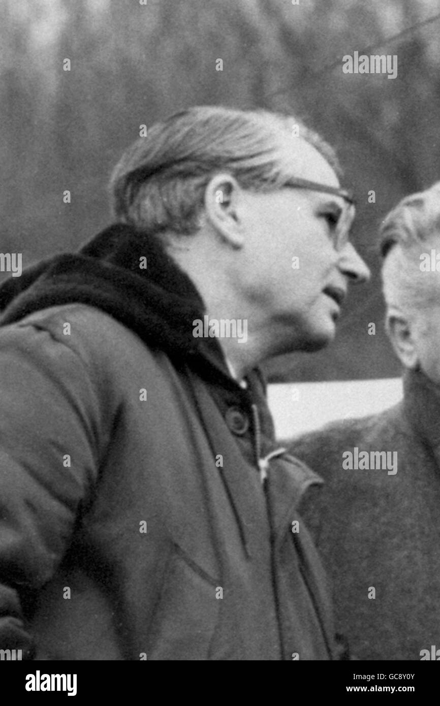 In relazione al 60° anniversario del primo volo motorizzato dell'uomo, e al film che devono fare in quei primi giorni, Ken Annakin ed Elmo Williams hanno visitato la fiducia di Shuttleworth nel Bedfordshire e qui hanno ispezionato un Monoplano di Deperdussin. Foto Stock