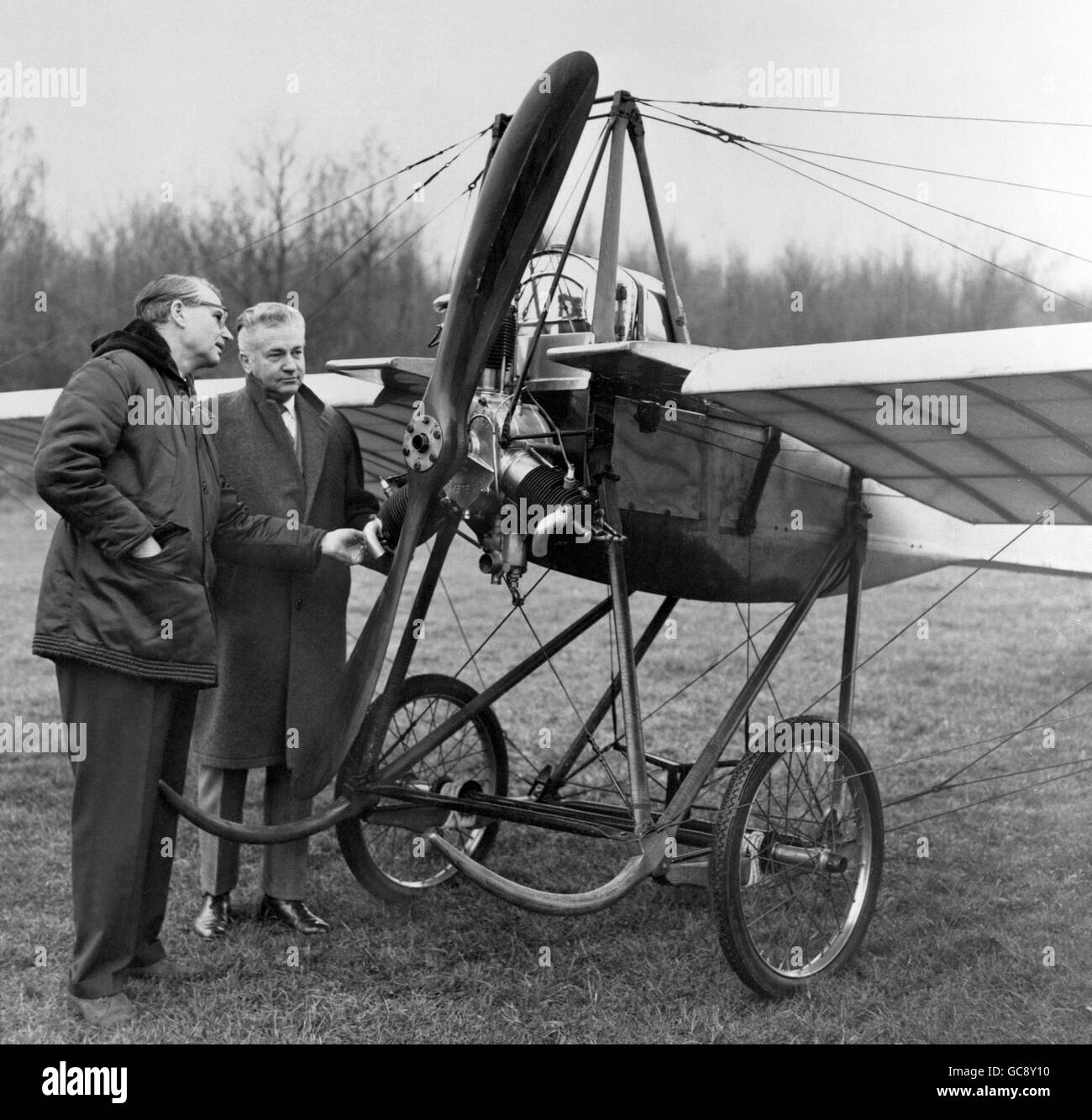 In relazione al 60° anniversario del primo volo motorizzato dell'uomo di oggi, e al film che devono fare in quei primi giorni, Ken Annakin ed Elmo Williams hanno visitato la fiducia di Shuttleworth nel Bedfordshire e qui hanno ispezionato un Monoplano di Deperdussin. Foto Stock