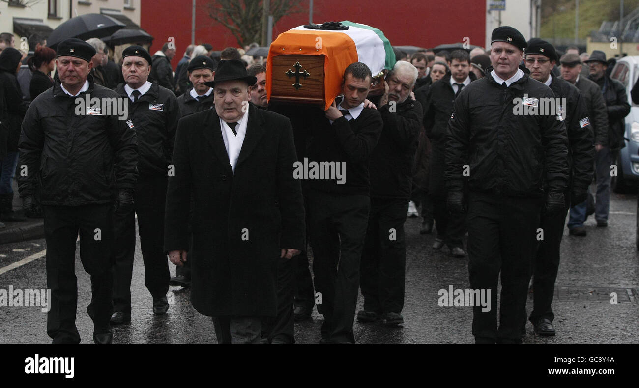 La bara del repubblicano del dissidente Derry Jim Gallagher, passa attraverso la zona di Bogside di Derry, sulla sua strada per la Chiesa di San Columbas per la messa Requiem. Foto Stock