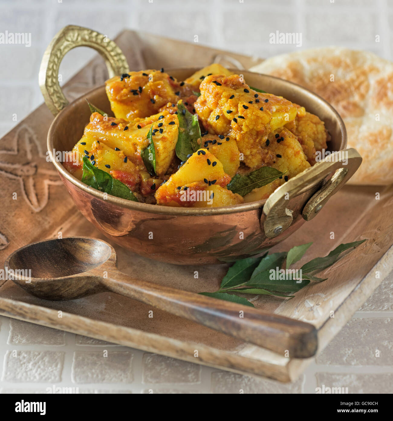 , Aloo Gobi. Patate speziate e cavolfiore curry. India cibo Foto Stock