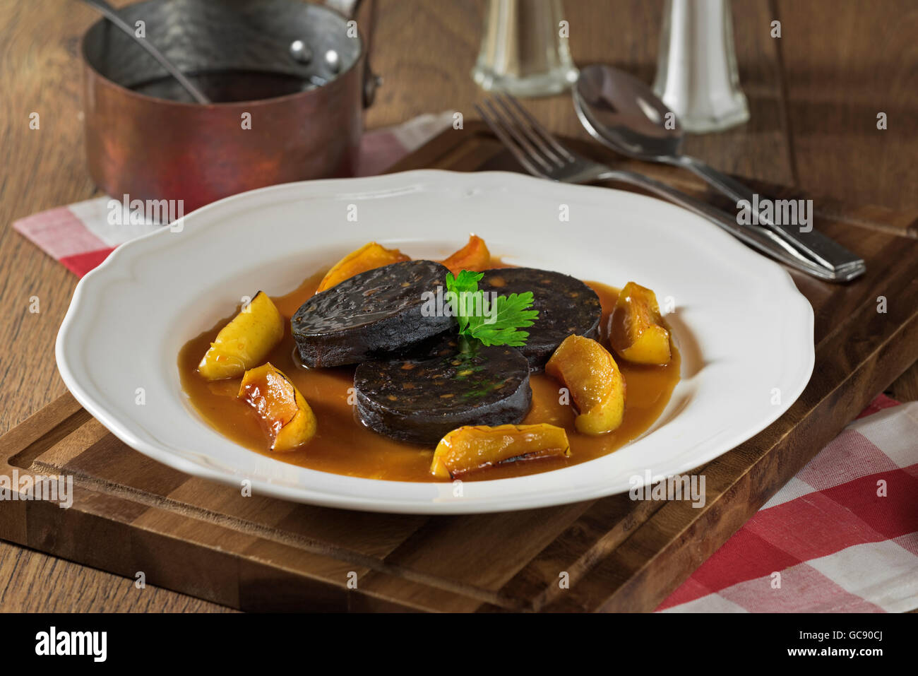 Black Pudding con Apple. Popolare in Belgio e Regno Unito Foto Stock