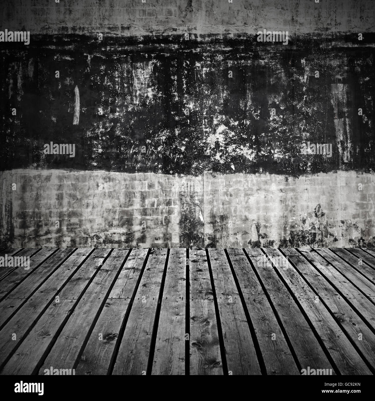 Abstract vuoto dark room interior sfondo grigio con pavimento in legno e una striscia nera sul muro di cemento Foto Stock