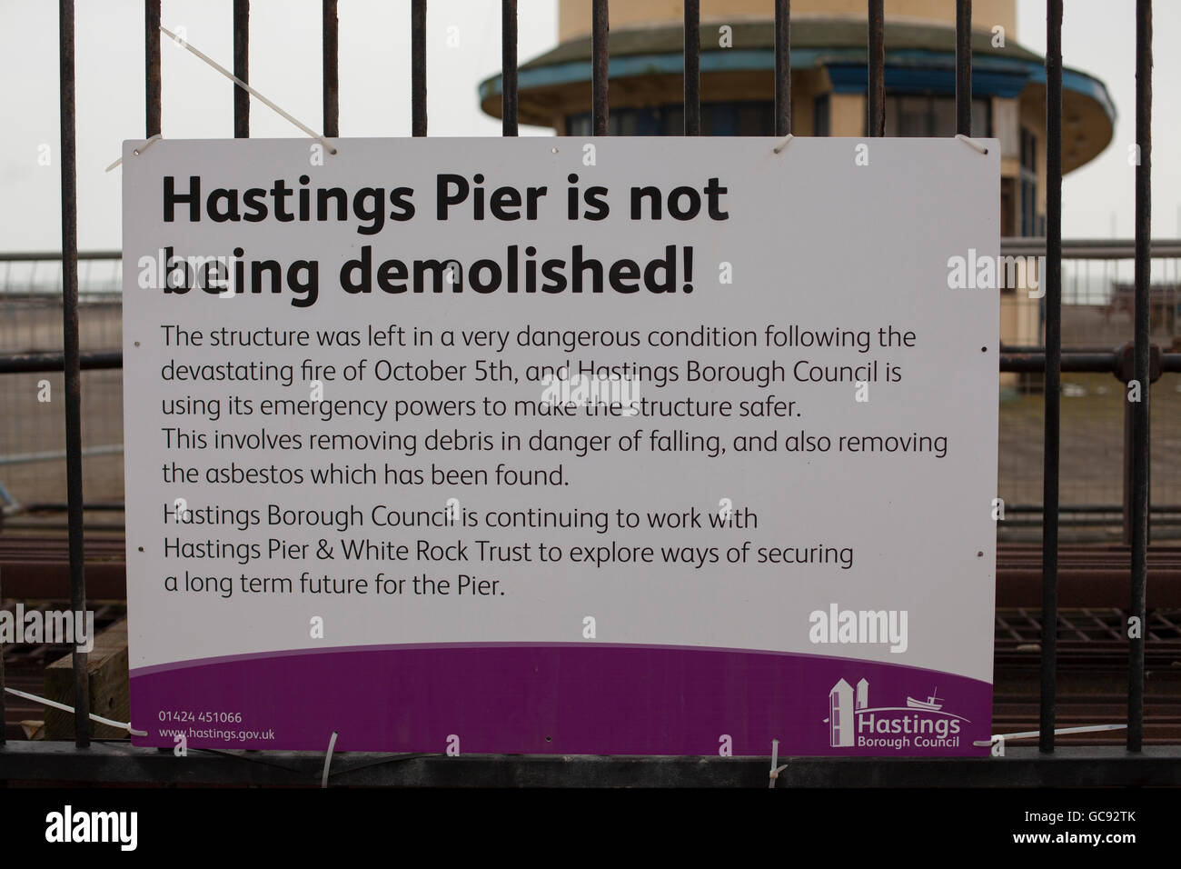 Segno che indica i consigli intende rinnovare Hastings Pier a seguito di un incendio Foto Stock