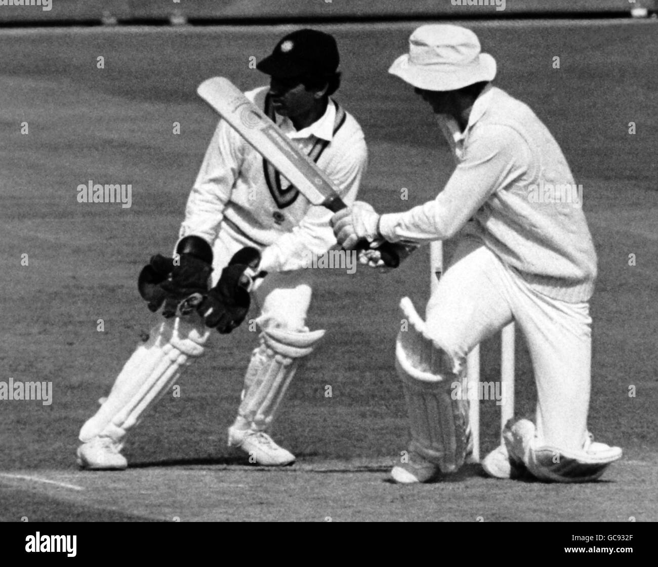 Inghilterra battitore David Gower in bella forma battendo con l'India Il wicket-keeper Chandrakant Pandit che copre il wicket Foto Stock