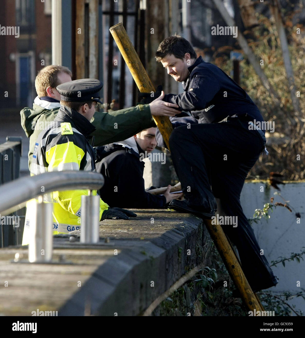 Gardai indagando il doppio assassinio a Pearse House cerca oggi una sezione del canale reale vicino Spencer Dock a Dublino. Foto Stock
