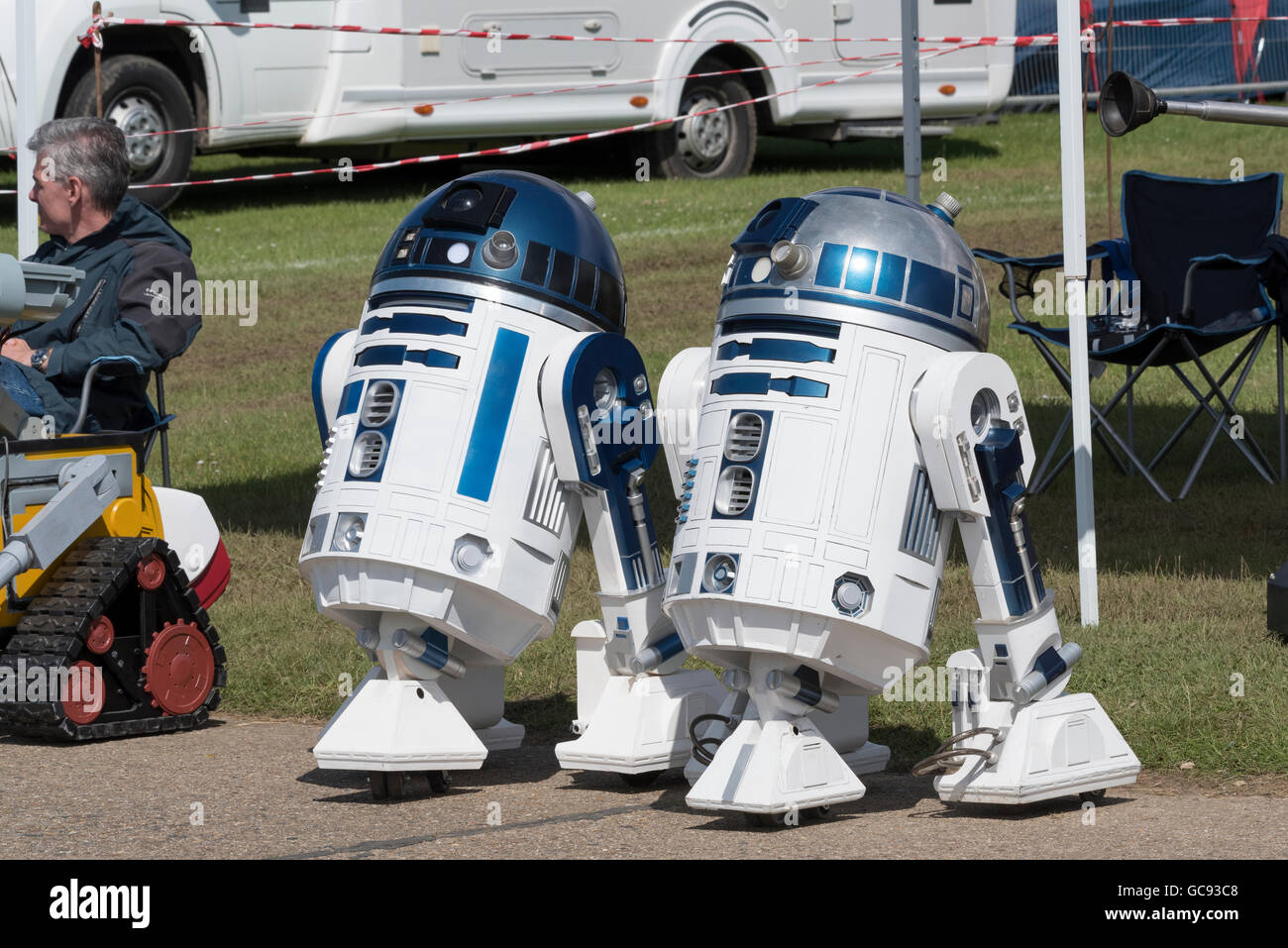 Due modelli di R2D2 Star Wars robot al ali 'n' ruote North Weald airfield Essex Inghilterra Foto Stock
