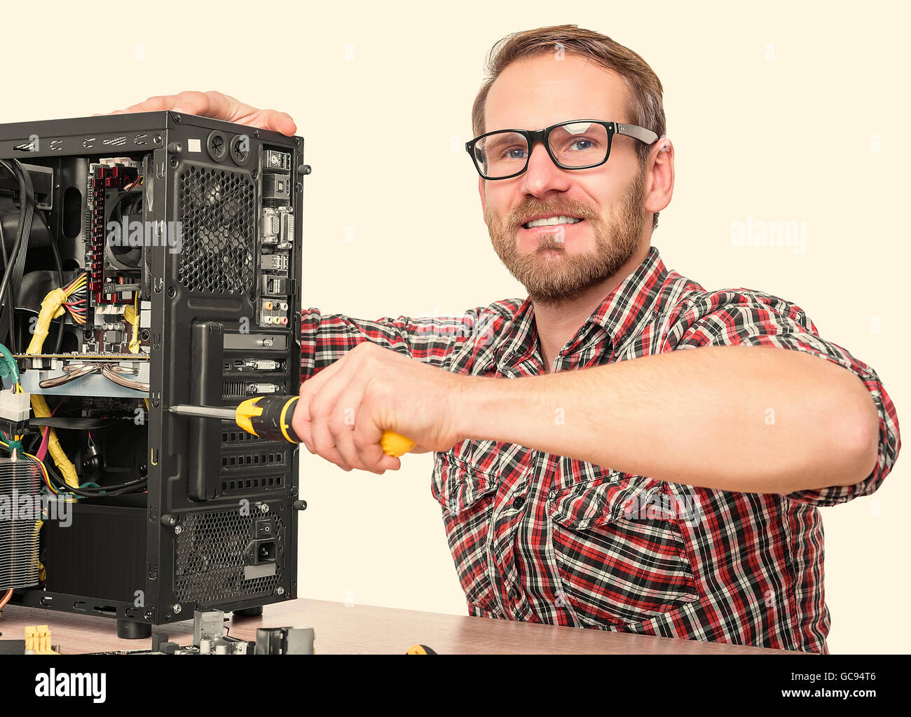 Il tecnico di riparazione computer assembla. Tonica immagine. Foto Stock