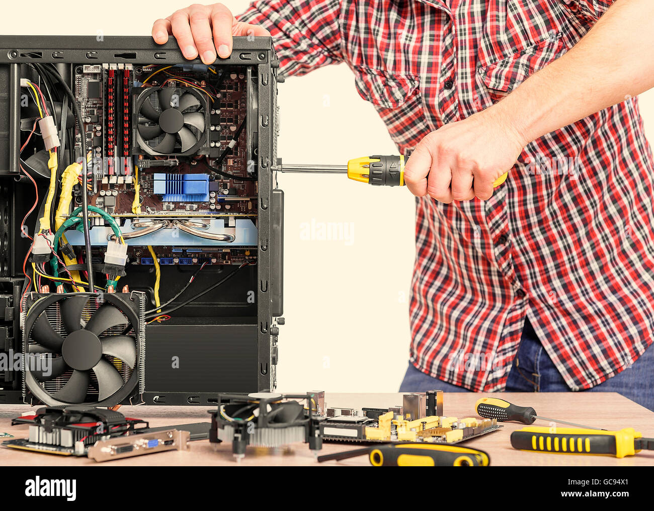 Il tecnico di riparazione computer assembla. Tonica immagine. Foto Stock