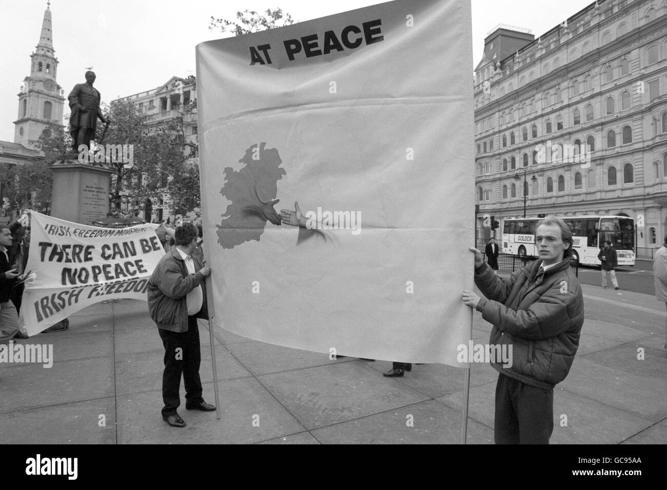 SEMBRAVA ESSERCI UN CONFLITTO DI INTERESSE NELLA PIAZZA TRAFALGAR DI LONDRA, MEMBRI DI UN MOVIMENTO RALLY PER LA PACE (R) E UNA CONTROMUNIZIONE DEL MOVIMENTO PER LA LIBERTÀ IRLANDESE, I CUI STRISCIONI DICHIARANO I LORO IDEALI DI MOVIMENTO. Foto Stock