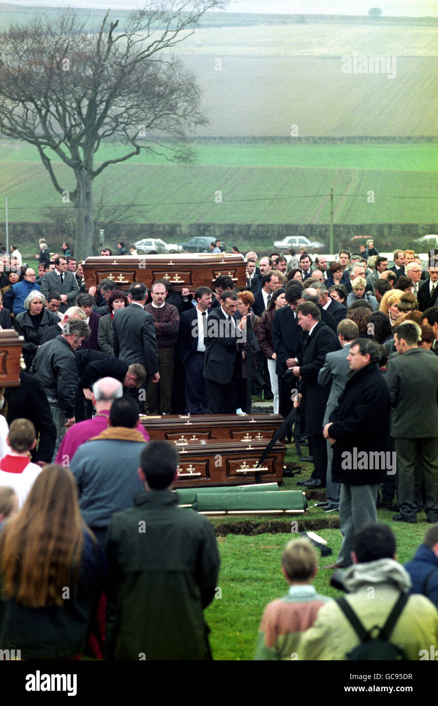 GRAYSTEEL: LONDONDERRY: COWINS DI QUATTRO DI QUELLI ASSASSINATI NEL MASSACRO DEL SOLE RISORGENTE IL SABATO SERA. IL PIÙ VICINO È STEVEN MULLEN, POI JOHN MOYNE, MORIA DUDDY, E JAMES MOORE. Foto Stock