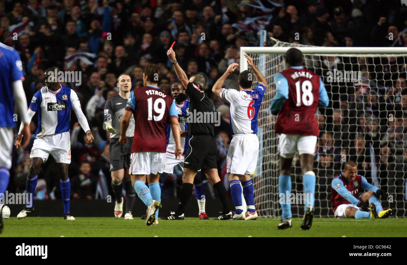 Christopher Samba di Blackburn (a sinistra) è mostrato il cartellino rosso dall'arbitro Martin Atkinson durante la semifinale della Coppa di Carling, seconda partita a Villa Park, Birmingham. Foto Stock