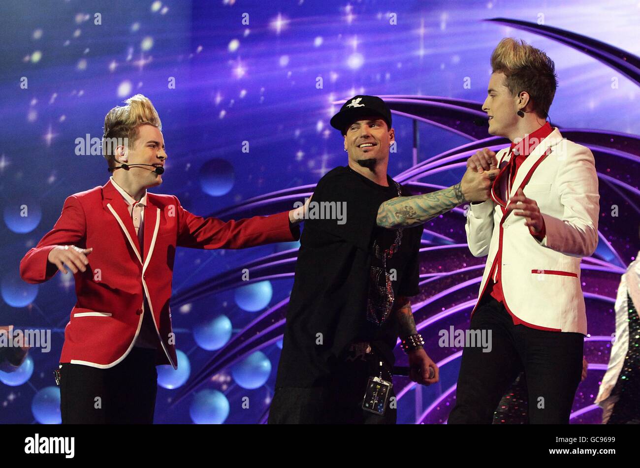 John ed Edward Grimes (alias Jedward) si esibiscono con Vanilla Ice (centro) durante i National Television Awards 2010, all'Arena 02 di Londra. Foto Stock