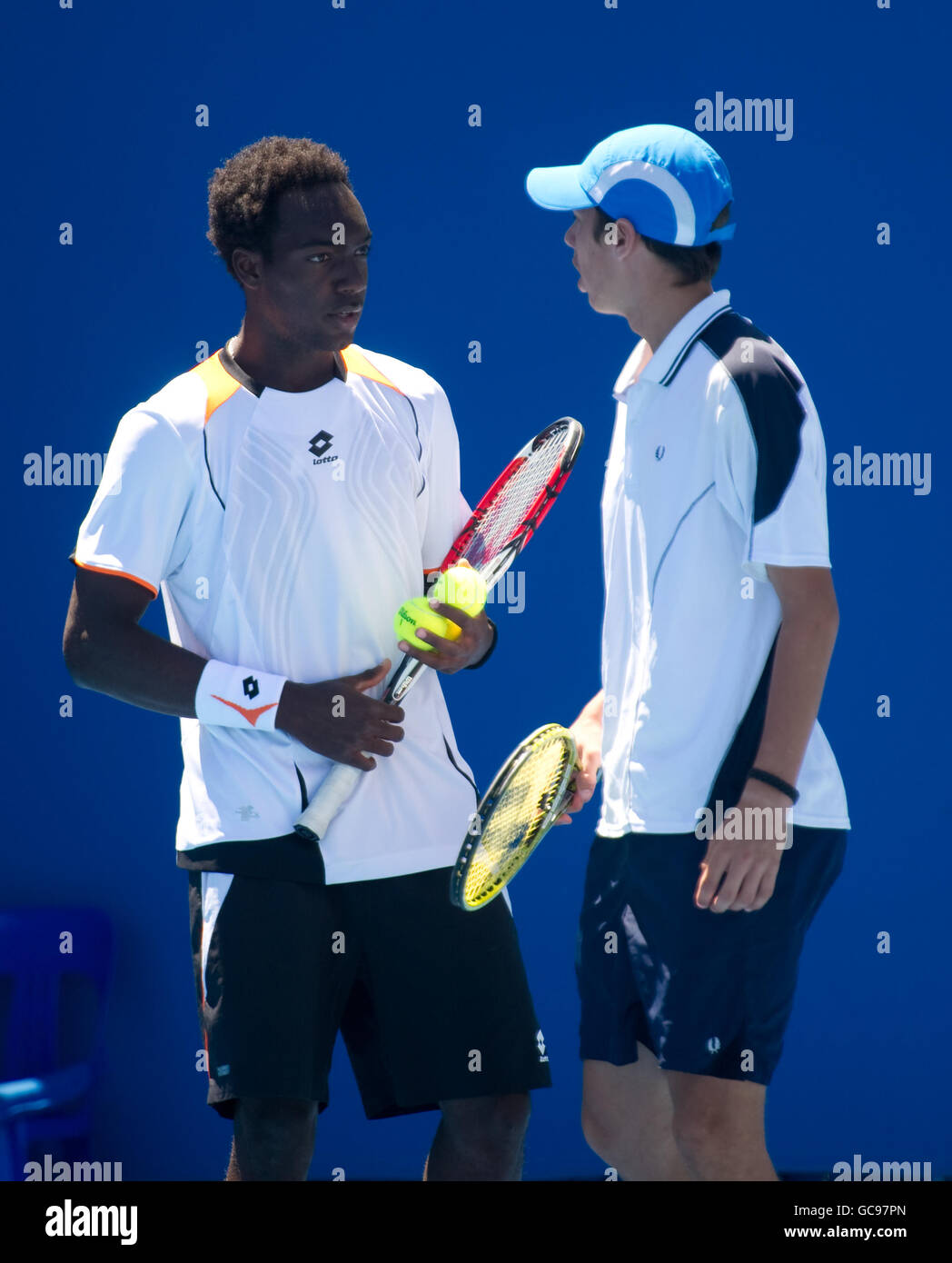 Oliver Golding in azione durante il suo doppio match con Cedrick Commin durante l'Australian Open al Melbourne Park Foto Stock