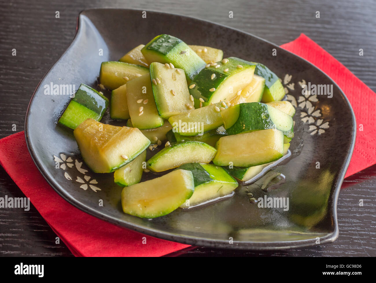 Zucchine fritte in stile Giapponese con semi di sesamo Foto Stock