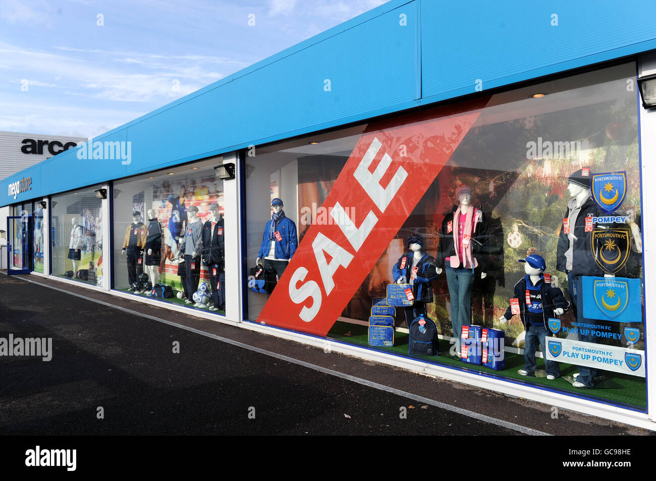 Calcio - fa Cup - quarto turno - Portsmouth / Sunderland - Fratton Park. Un cartello di vendita presso il mega-store del club di Portsmouth Foto Stock