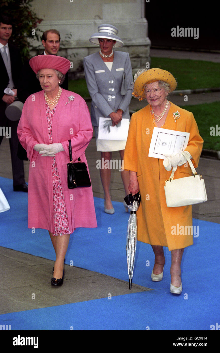 La Regina e la Regina Madre con la Principessa del Galles sullo sfondo lasciando la Chiesa di Santa Margherita a Westminster dopo il matrimonio di Lord e Lady Linley (non raffigurato). Foto Stock