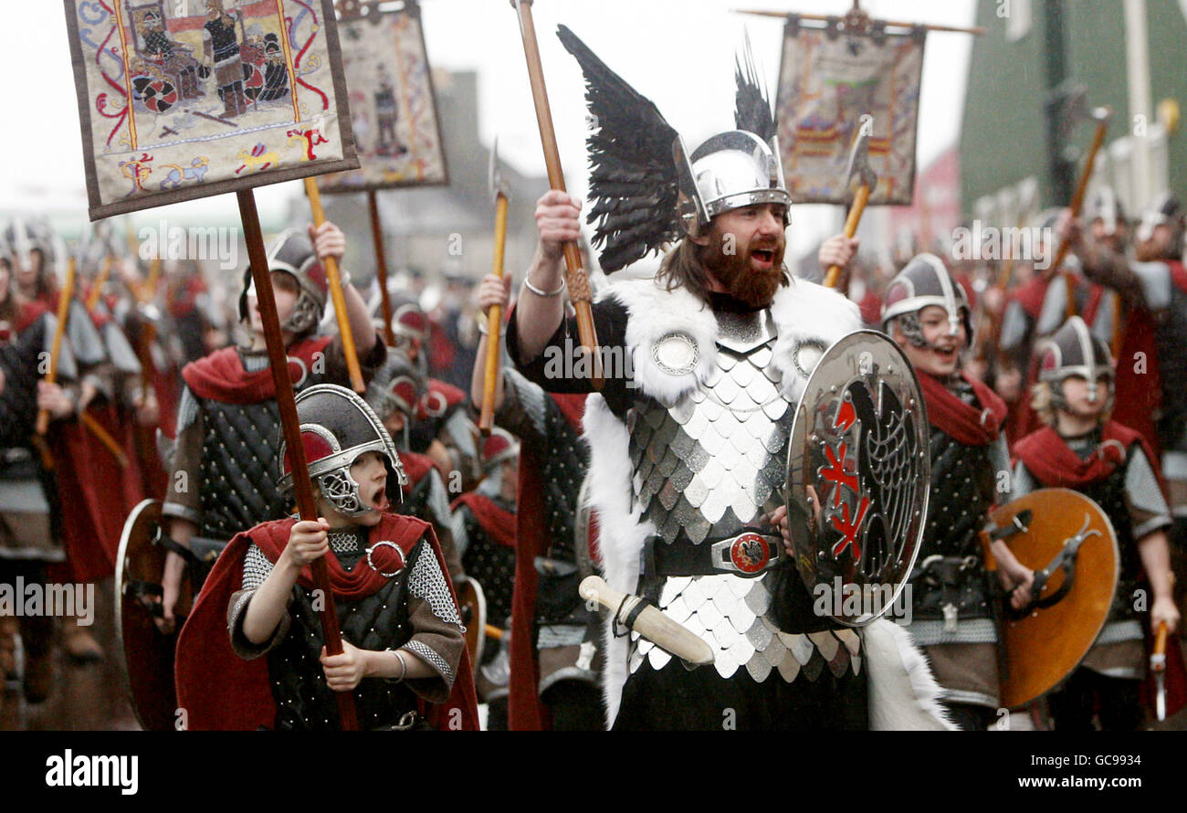 La 'squadra Jarl' vestita in costume vichingo partecipa al festival Up Helly AA di Lerwick sulle isole Shetland. Foto Stock