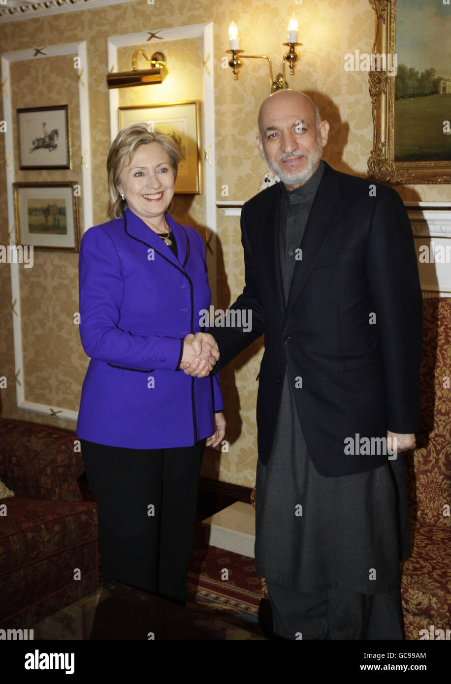 Il Segretario DI Stato AMERICANO Hillary Rodham Clinton, a sinistra, scuote le mani con il presidente afghano Hamid Karzai, a destra, mentre si incontrano nel centro di Londra. Foto Stock