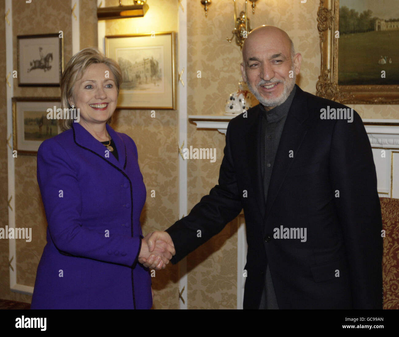 Hillary Clinton incontra Hamid Karzai nel centro di Londra Foto Stock