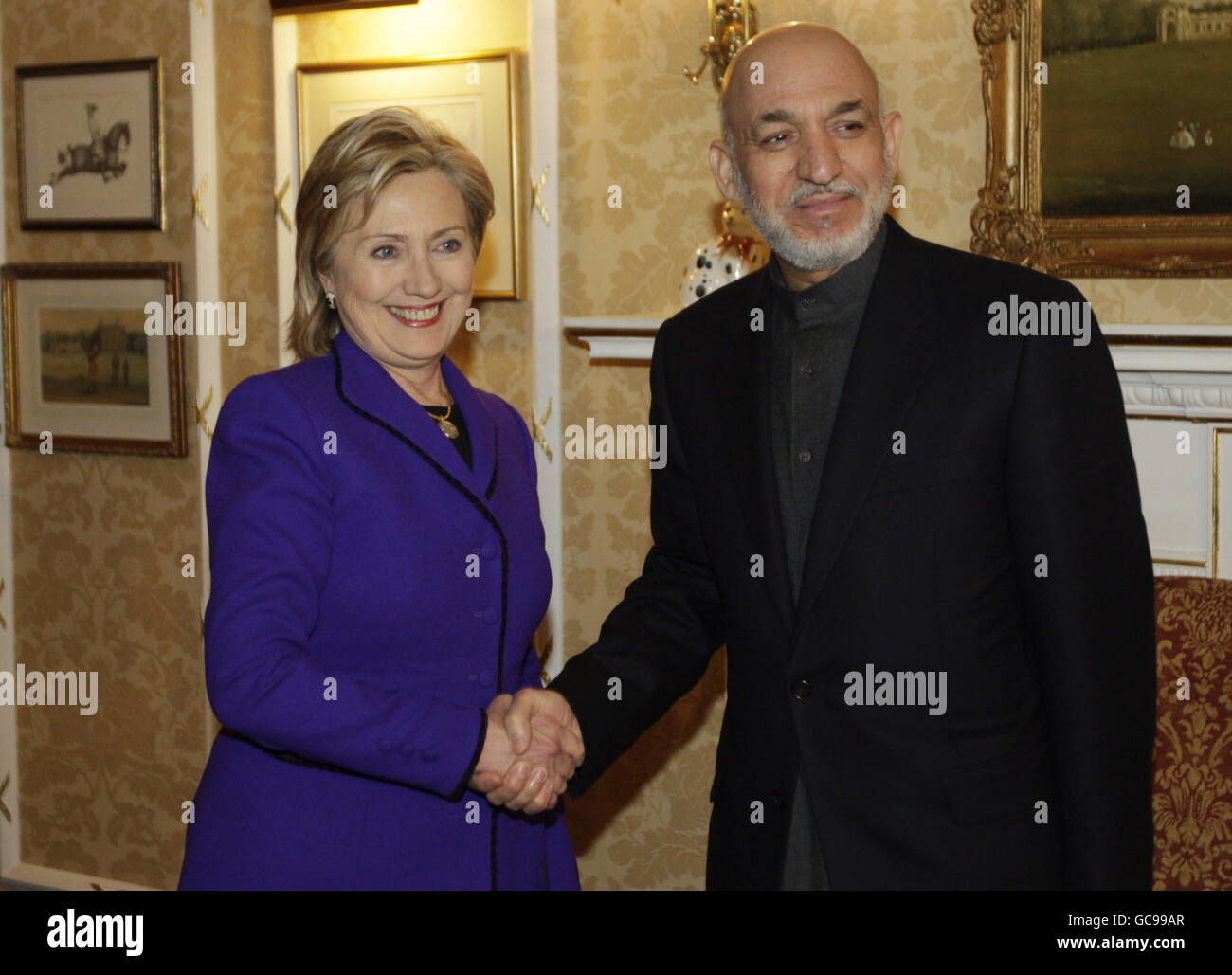 Hillary Clinton incontra Hamid Karzai nel centro di Londra Foto Stock