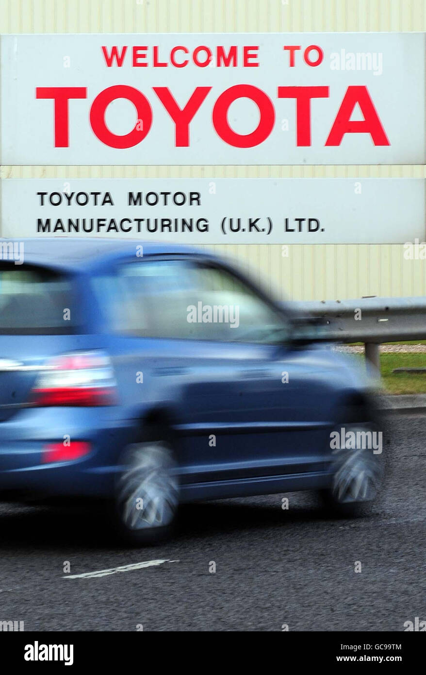 La fabbrica di Toyota a Burnaston, Derby.The gigante dell'automobile avvertì i sindacati aveva un 'eccedenza di organico' di 750 alla relativa fabbrica principale del Regno Unito, aumentando i timori delle perdite importanti di lavoro. Foto Stock